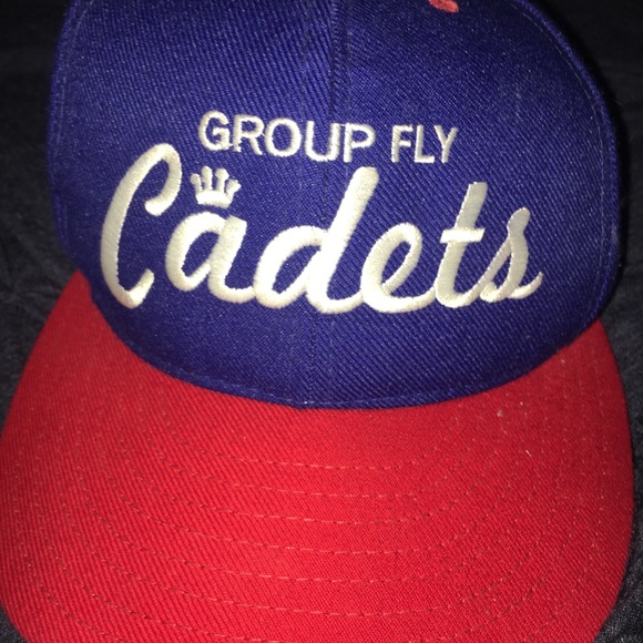 A hat - Picture 1 of 3